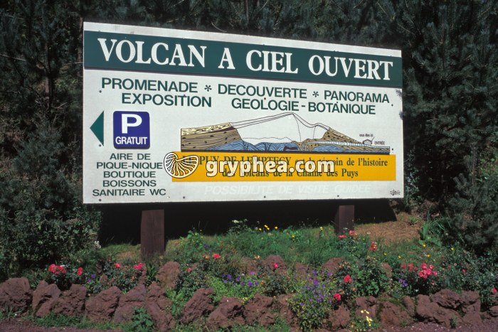 Panneau d'entrée du Puy de Lemptégy - gryphea.com